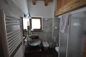 A bathroom at Hotel Bellevue
