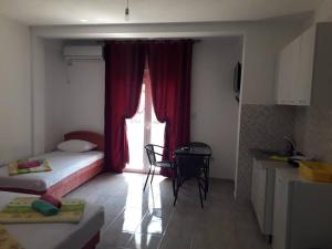 Postel nebo postele na pokoji v ubytování Apartmani Andrea-jaz