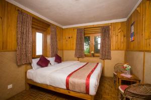Tempat tidur dalam kamar di Everest Manla Resort