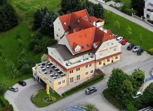 einen Blick über ein großes Gebäude mit auf einem Parkplatz geparkt in der Unterkunft Hotel Wachau in Melk