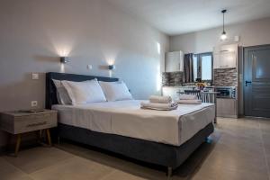 Postel nebo postele na pokoji v ubytování Asteri Apartments und Studios