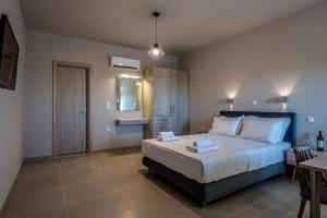 Postel nebo postele na pokoji v ubytování Asteri Apartments und Studios