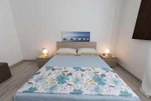 Tempat tidur dalam kamar di Iori Salento B&B
