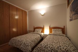 two beds sitting next to each other in a bedroom at Pont de Toneta 1,4 Ransol, Zona Grandvalira in Ransol