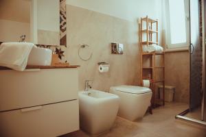 une salle de bain avec toilettes et lavabo dans l'établissement La Dimora di Teti, à Gallipoli