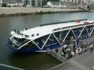 un ferry con gente en el agua en Quai de Versailles Nantes, en Nantes 4 fotos más