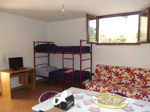 カーラゴノネにあるCasa Elenaのリビングルーム(ソファ、二段ベッド付)