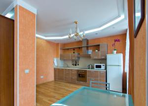 Una cocina o kitchenette en SutkiUfa Рихарда Зорге 70/2.1