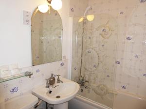 A bathroom at Herrislea House Hotel 