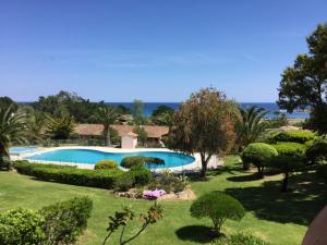 Bazén v ubytování Résidence Playa Del'Oro nebo v jeho okolí