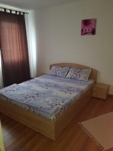 オルショバにあるApartament Faleza Dunăriiのベッドルーム1室(ベッド1台付)