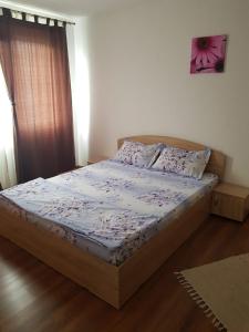 Apartament Faleza Dunării في أورشوفا: غرفة نوم بسرير في غرفة