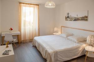 a bedroom with a bed and a desk and a window at Occitanie Aquitaine gîte 5 pers -SPA privé-CLIM- Draps, vélos inclus - Equipé pour bébé in Soturac