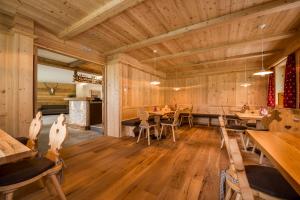 uma sala de jantar com paredes e pisos em madeira em Hotel Panorama em Fleres