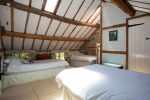 een slaapkamer met 2 bedden op een zolder bij Dolgenau Cottages in Trefeglwys