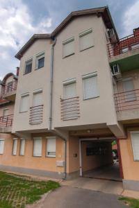 ein Apartmenthaus mit einer Garage in der Unterkunft La Vida apartman Hajdúszoboszló in Hajdúszoboszló