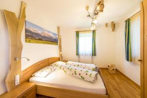 a bedroom with a bed in a room at Unterpfaffstall-Hof in Collalbo