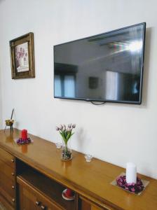 Televízia a/alebo spoločenská miestnosť v ubytovaní Casa Rivera Río Jucar