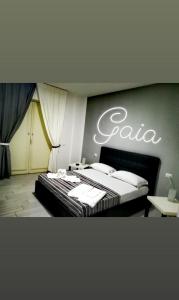 ein Schlafzimmer mit einem Bett mit einem Caiedia-Schild an der Wand in der Unterkunft Neapolis center in Neapel