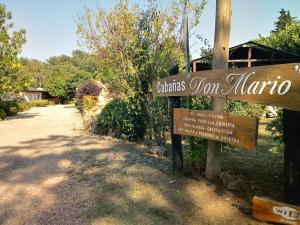 Un cartel para la entrada al puerto deportivo de Blairmanson. en Cabañas Don Mario, en Sierra de la Ventana