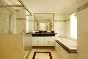 Ένα μπάνιο στο LK Miracle Suite - SHA Extra Plus