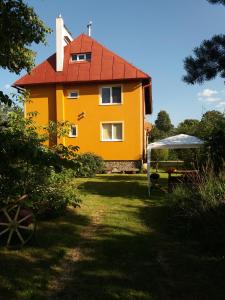 ポドグジンにあるApartament Karkonoszeの赤屋根の大黄色い家