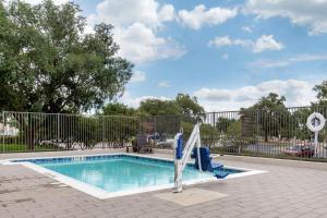 Comfort Suites - South Austin tesisinde veya buraya yakın yüzme havuzu