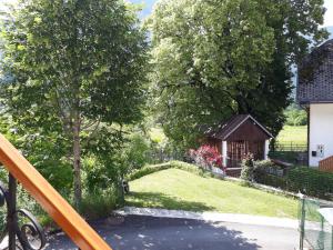 uma vista para um quintal com uma casa e uma árvore em Peaceful old house em Bovec