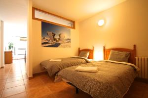 two beds sitting next to each other in a room at Pont de Toneta 3,3 Ransol, Zona Grandvalira in Ransol
