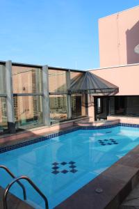 una gran piscina frente a un edificio en Marsala Apart Hotel, en Mogi das Cruzes