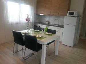 Kuchyň nebo kuchyňský kout v ubytování Apartments Levanat