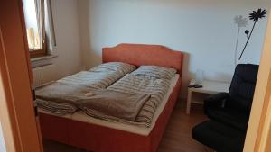 Bett in einem Zimmer mit Fenster in der Unterkunft Gasthaus zum Löwen in Seckach