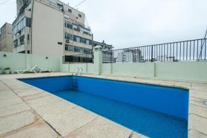 ブエノスアイレスにあるBuenos Aires In Style at Recoletaの建物前の青いスイミングプール