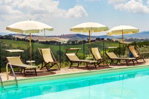 Bazén v ubytování Agriturismo & Cantina Tenuta Casteani nebo v jeho okolí