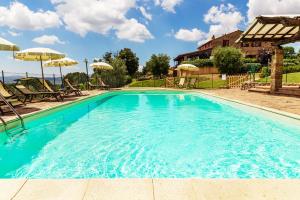 Bazén v ubytování Agriturismo & Cantina Tenuta Casteani nebo v jeho okolí