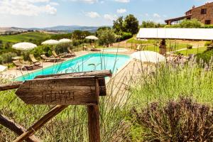 Bazén v ubytování Agriturismo & Cantina Tenuta Casteani nebo v jeho okolí