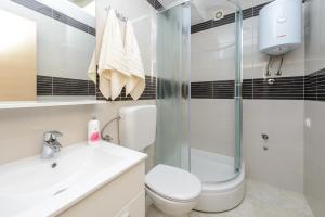 een badkamer met een douche, een toilet en een wastafel bij Luxury Apartments in Dubrovnik