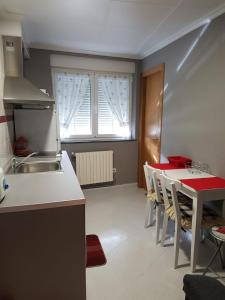Кухня или мини-кухня в Apartamento Ria del Eo
