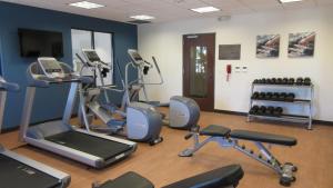 un gimnasio con varias cintas de correr y máquinas de ejercicio en Comfort Inn & Suites Boise Airport en Boise