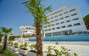 Bazén v ubytování Hotel Elesio nebo v jeho okolí