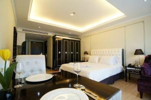 LK Miracle Suite - SHA Extra Plus客房内的一张或多张床位