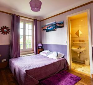 a purple bedroom with a bed and a sink at Apakabar Homestay - ambiance balinaise, parking privé, Netflix, in La Rochette