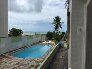 una piscina en el balcón de una casa con la playa en Apto Beira Mar Prox de Recife, en Recife