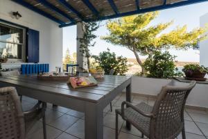 アヴェモナスにあるAvlemonas Luxury Houseの眺めの良いパティオ(テーブル、椅子付)