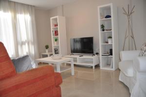 Televízia a/alebo spoločenská miestnosť v ubytovaní Apartment Canteras Beach Anadela