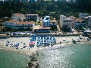 una vista aérea de una playa con sombrillas y sillas en Delfini en Kallithea Halkidikis