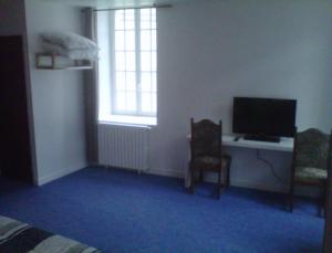 a bedroom with a desk with a computer and a window at Les Chambres d'Hôtes de l'Elysée in Pontrieux