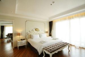 LK Miracle Suite - SHA Extra Plus客房内的一张或多张床位
