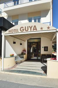 un hotel edificio guayaquil con entrada al hotel en Hotel Guya, en Varazze