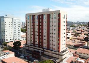 un edificio alto en medio de una ciudad en Apartamento na Praia de Jatiúca, en Maceió